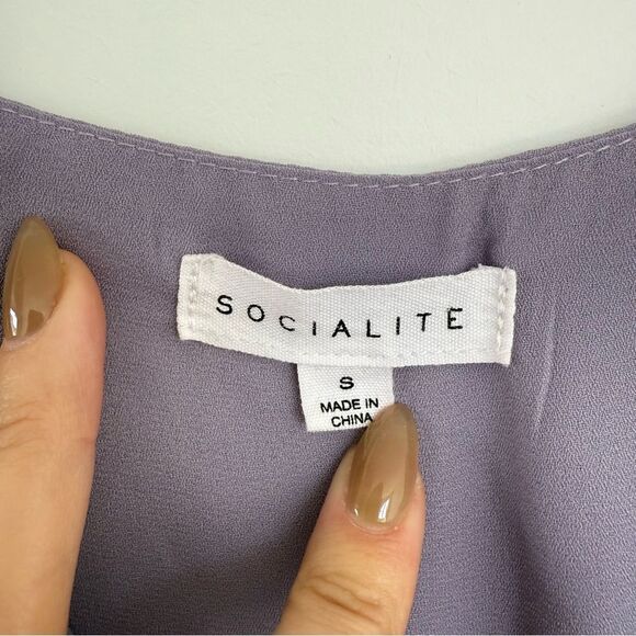 SOCIALITE | Scalloped neckline Tank Top - Picture 3 of 10